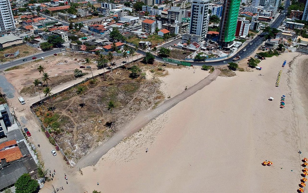 Estrada foi aberta na Praia de Barra de Jangada — Foto: Marcos Souza/Reprodução/WhatsApp