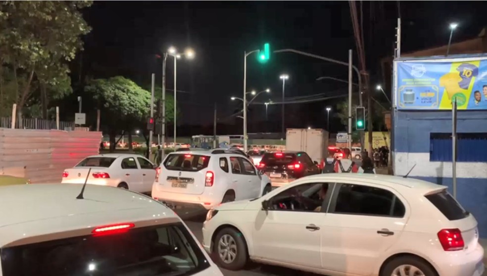 Trânsito ficou engarrafado e precisou ser desviado para a BR-101 — Foto: Reprodução/TV Gazeta