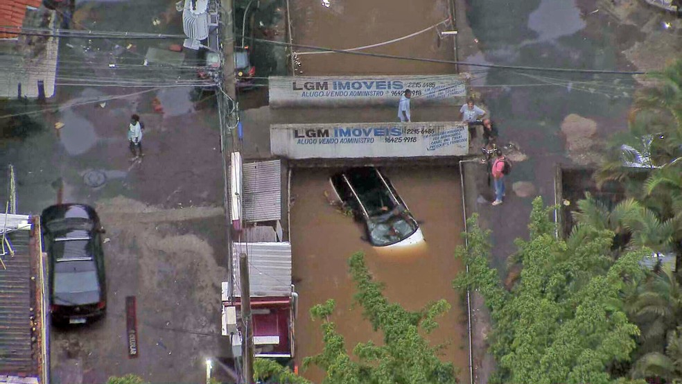 Carro mergulha em valão por causa da chuva no Terreirão — Foto: Reprodução/TV Globo