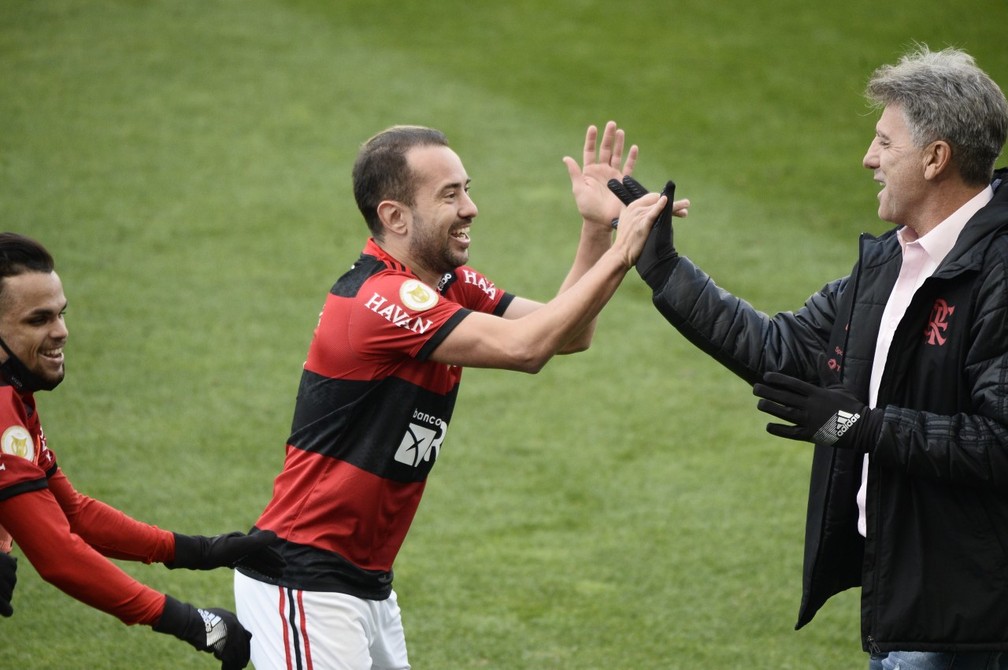 Everton Ribeiro comemora seu gol com o técnico Renato Gaúcho em Corinthians x Flamengo — Foto: Marcos Ribolli