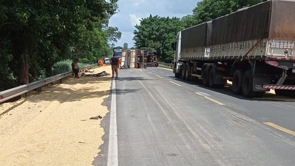 Caminhão que transportava soja tomba em Ocauçu; pista foi interditada — Foto: Polícia Rodoviária Federal /Divulgação 