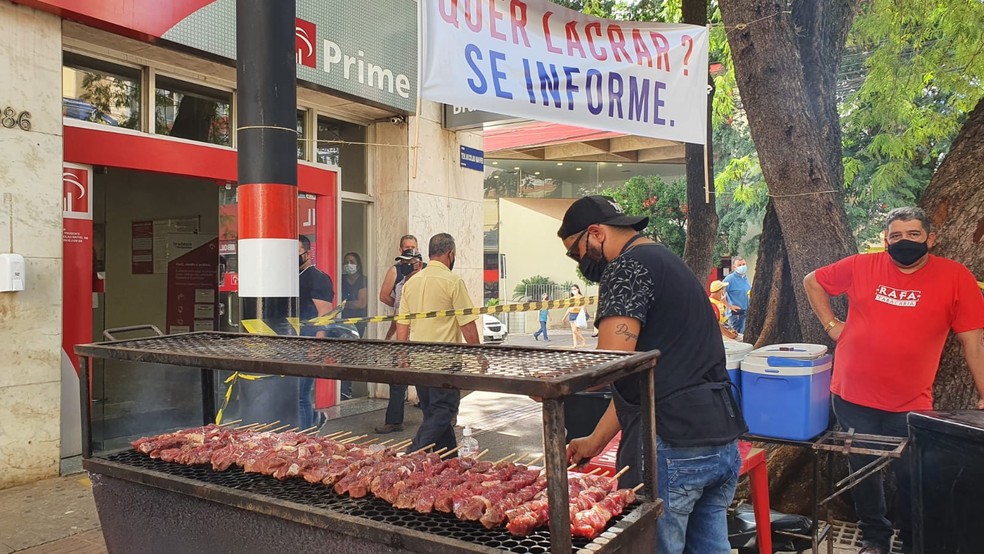 'Segunda Com Carne' distribuiu 2 mil espetinhos no Centro de Presidente Prudente (SP) — Foto: UEPP
