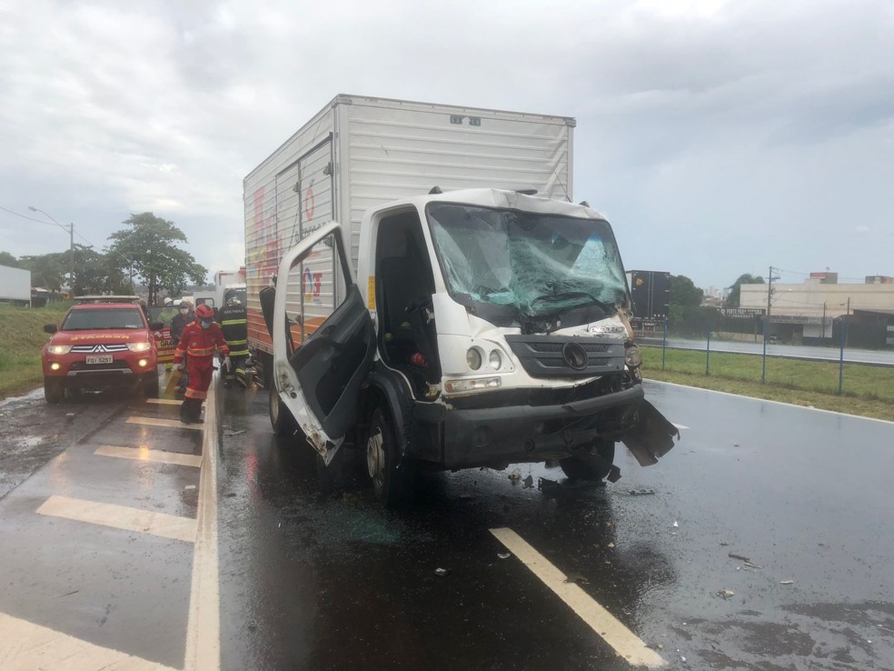 Caminhão ficou com a frente danificada após acidente na BR-153 em Rio Preto  — Foto: Gridania Brait/TV TEM 