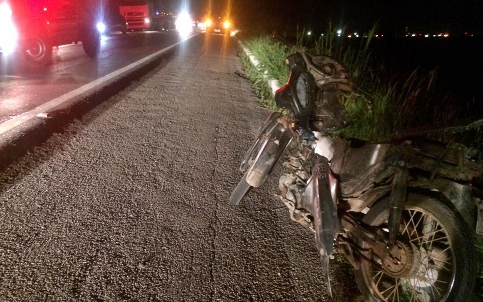 Acidente aconteceu na BR-230, em Campina Grande, envolvendo duas motos e uma carreta — Foto: Marques de Souza / TV Paraíba
