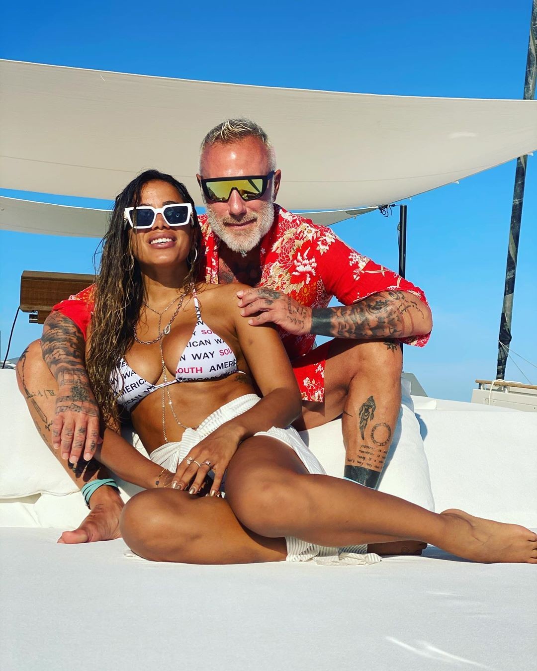 Posando no barco, Anitta surge em clique ao lado de Gianluca Vacchi: 