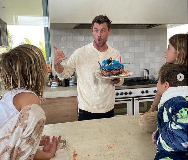 O ator Chris Hemsworth mostrando o bolo de aniversário que ganhou dos filhos (Foto: Instagram)