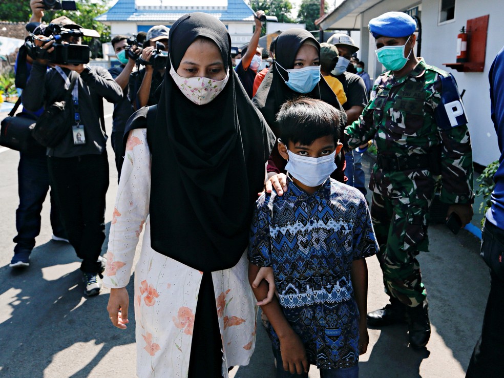 Família de Kharisma Dwi, um dos tripulantes do KRI Nanggala-402, na base naval de Banyuwangi, na Indonésia, em foto deste domingo (25) — Foto: Ajeng Dinar Ulfiana/Reuters