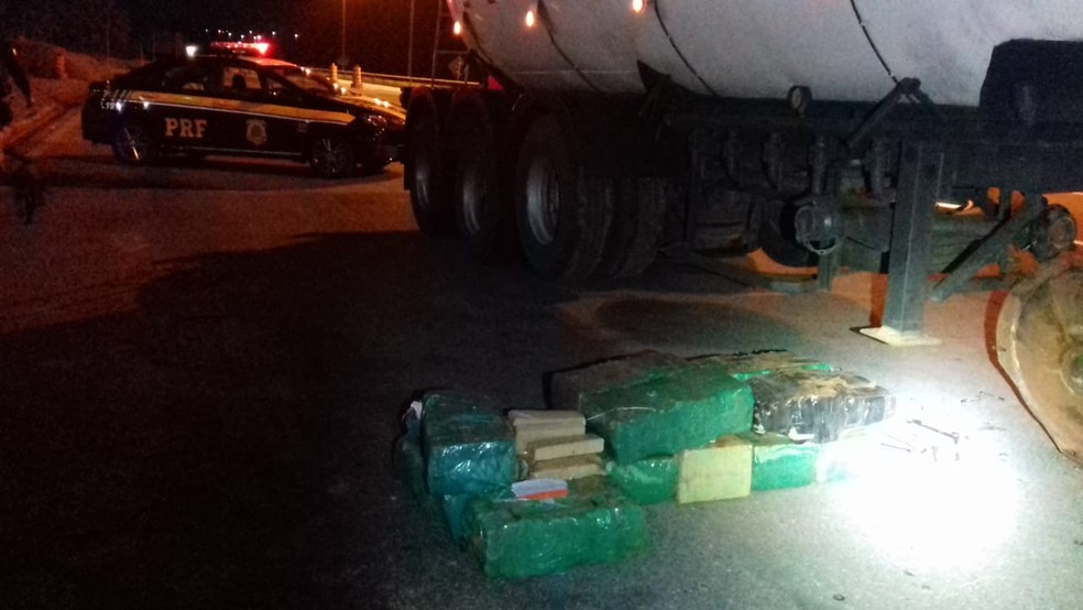 Drogas estavam escondidas dentro de um fundo falso no caminhão (Foto: Divulgação/PRF)