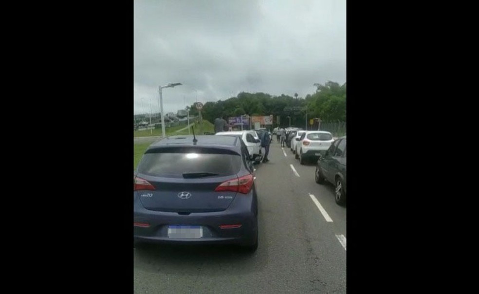 Motoristas de transporte por aplicativo fecham entrada do Aeroporto de Salvador em protesto  — Foto: Reprodução/Redes Sociais