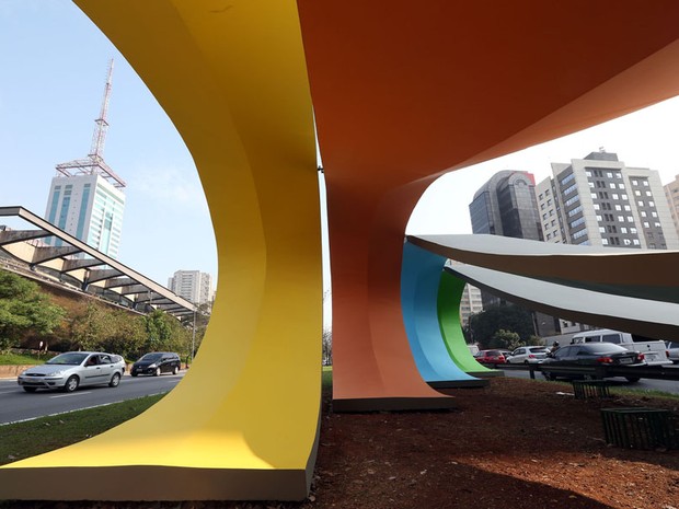 Escultura de Tomie Ohtake, inaugurada em 1988 em concreto armado na Avenida 23 de Maio em São Paulo, ganhou novas cores nesta terça (30). (Foto: J. F. Diorio/ESTADÃO CONTEÚDO)