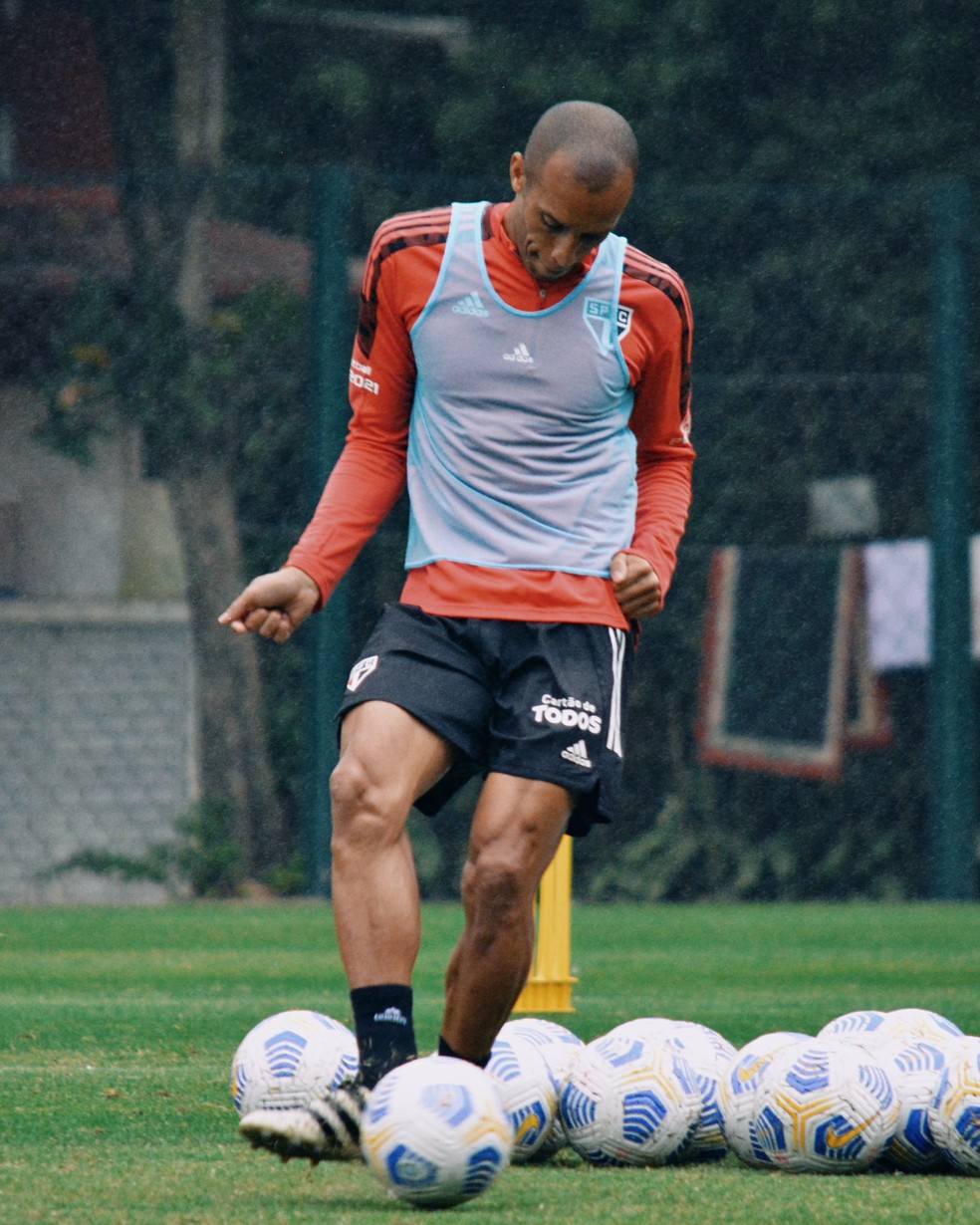 Miranda trabalhou com o elenco do São Paulo nesta terça — Foto: Erico Leonan / saopaulofc
