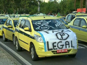 Protesto contra o aplicativo Uber deixar o trânsito lento em várias regiões do Rio (Foto: Reprodução/TV Globo)