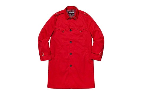 O trench coat vermelho é versátil e elegante. (foto: divulgação)