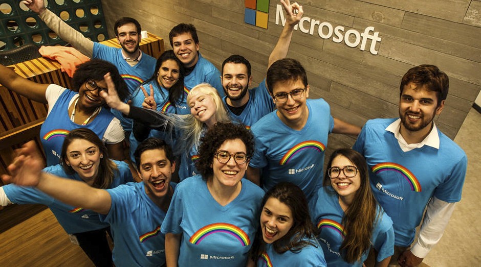 Funcionários da Microsoft vão uniformizados à Parada LGBT pela segunda vez (Foto: Estadão Conteúdo)