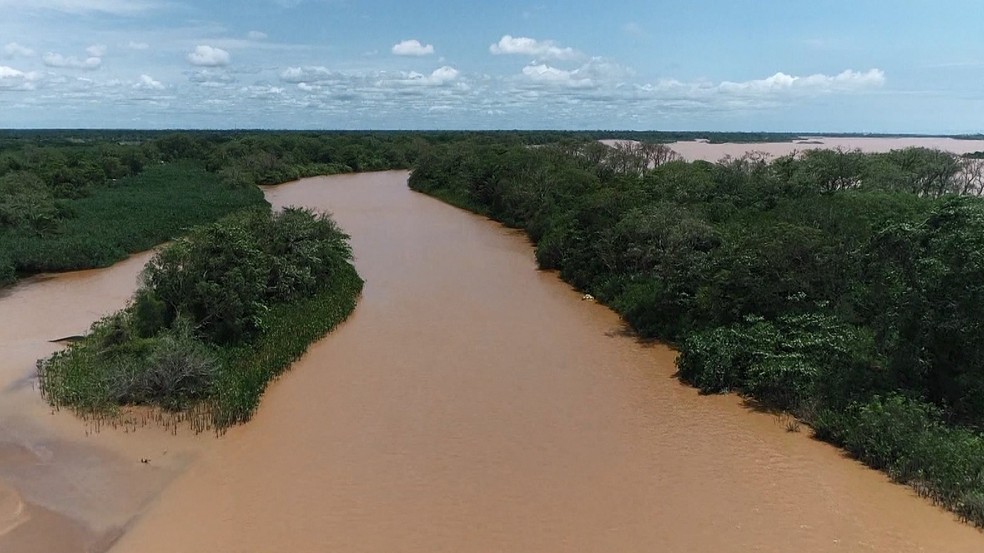 Lama da barragem da Samarco percorreu o Rio Doce até a foz, em regência — Foto: Reprodução/TV Gazeta