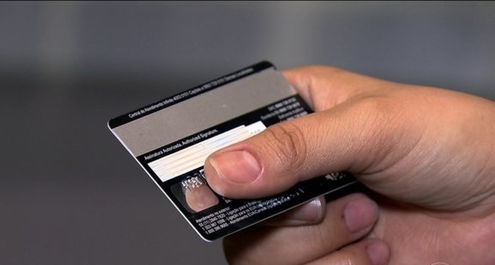 Homem usou cart&atilde;o de cr&eacute;dito de idosa  &mdash; Foto: Reprodu&ccedil;&atilde;o/JN