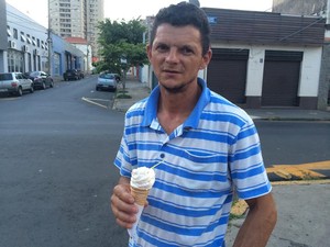 O carpinteiro Francisco Carlos optou por um sorvete para se refrescar (Foto: Marcello Carvalho/G1)