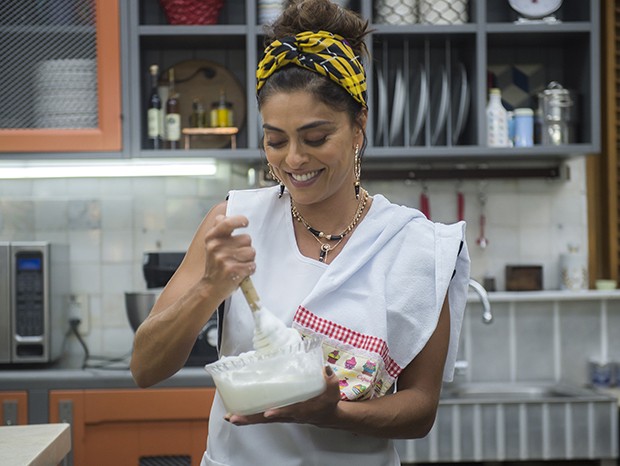 Juliana Paes cozinha para viver Maria da Paz em A Dona do Pedaço (Foto: Raquel Cunha / TV Globo)