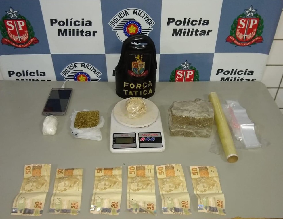 Jovem &eacute; preso por tr&aacute;fico de drogas ao ser pego com maconha e outras subst&acirc;ncias il&iacute;citas em Tatu&iacute; &mdash; Foto: Pol&iacute;cia Militar/Divulga&ccedil;&atilde;o