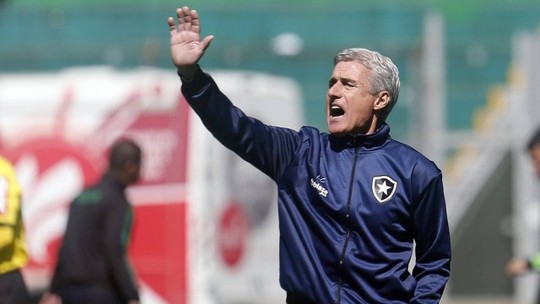Só 13% dos técnicos completam um ano à frente de grandes clubes no Brasil, como Castro faz no Botafogo