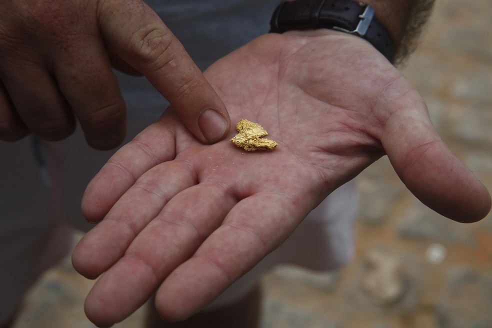 Piloto de avião que trabalha no garimpo ilegal mostra ouro extraído do território Yanomami, em Alto Alegre, Roraima — Foto: AP Photo/Edmar Barros