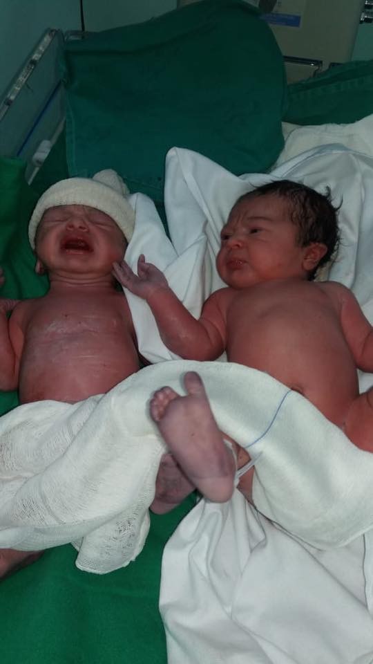 Os bebês de Renan e Kristhyanne nasceram neste sábado (3) (Foto: Reprodução/ Facebook)