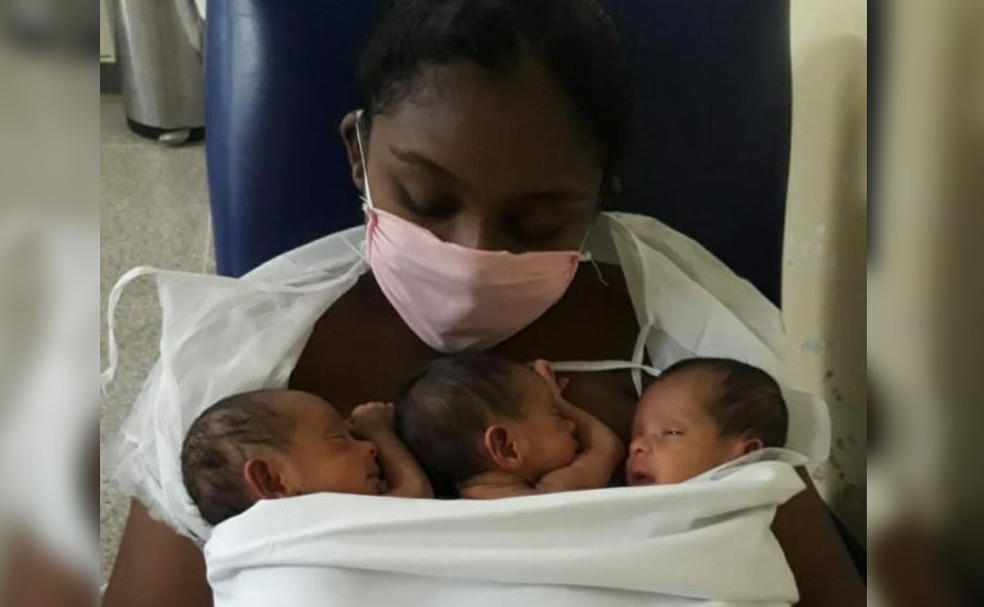 Mãe de trigêmeas recebe alta do Hospital Macrorregional de Coroatá — Foto: Divulgação