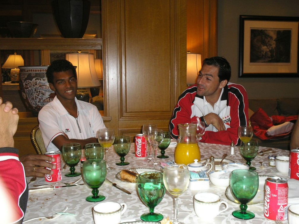 Richarlyson e Danilo durante refeição no Japão — Foto: Arquivo pessoal Souza