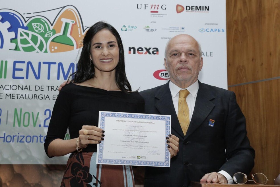 Professora Amanda Carvalho de Oliveira recebeu premiação das mãos do Dr. Fernando Lins — Foto: Comunicação Ufopa/Divulgação