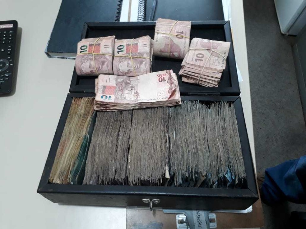 Homem é preso com R$ 11 mil e 565 cuecas falsificadas na Bahia