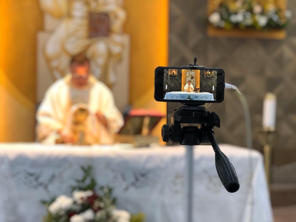 celebração da missa do Domingo de Páscoa foi transmitida pela internet em Natal — Foto: Douglas Lemos/Inter TV Cabugi