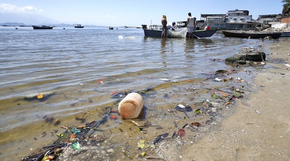 Apesar de programas de despoluição, Baía de Guanabara continua suja (Foto: Agência Brasil )