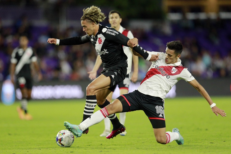 Figueiredo teve bom início como volante, mas perdeu ritmo no decorrer do jogo — Foto: Daniel Ramalho/Vasco