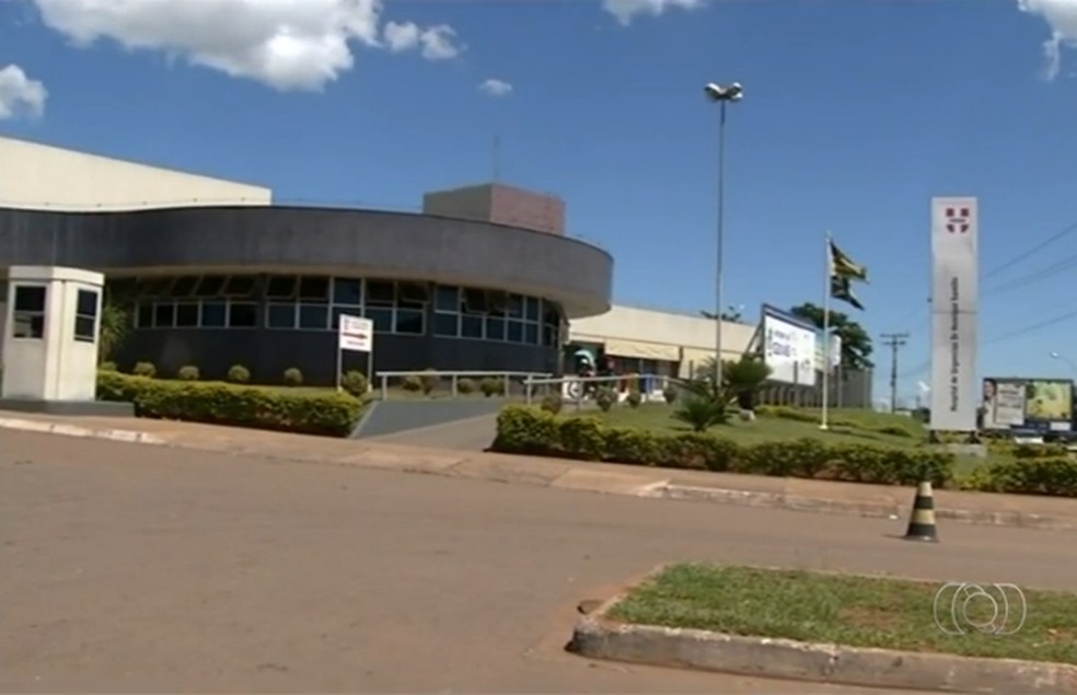 Beatriz estÃ¡ internada em estado grave no Hospital de UrgÃªncias de AnÃ¡polis (Foto: ReproduÃ§Ã£o/TV Anhanguera)