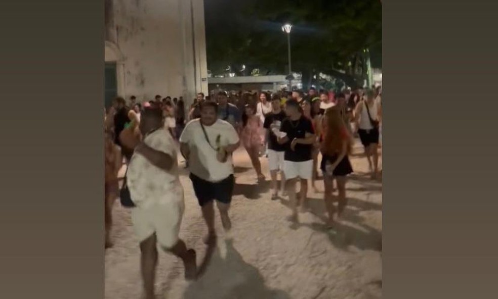 Guarda Municipal dispersa foliões em festa de pré-carnaval não oficial da Prefeitura de Fortaleza — Foto: Reprodução