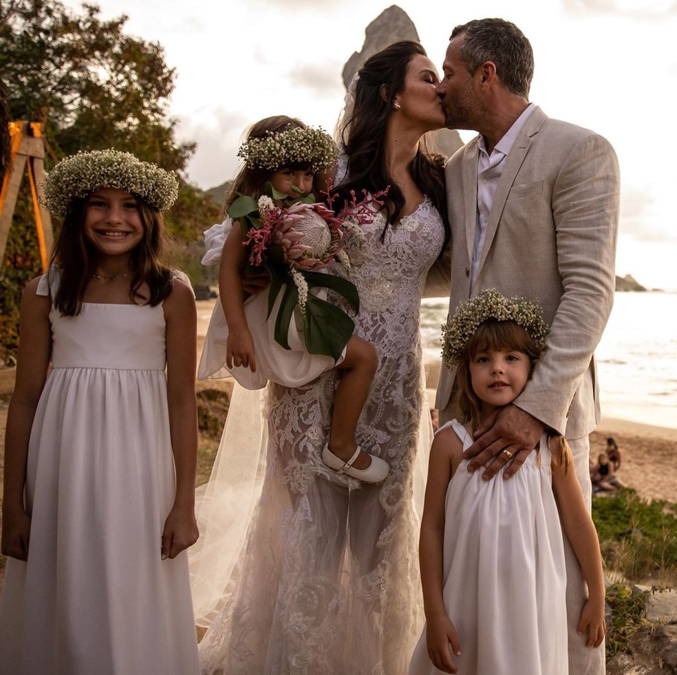 Malvino Salvador e Kyra Gracie e as filhas no dia da união do casal — Foto: Reprodução / Instagram / Iaponã