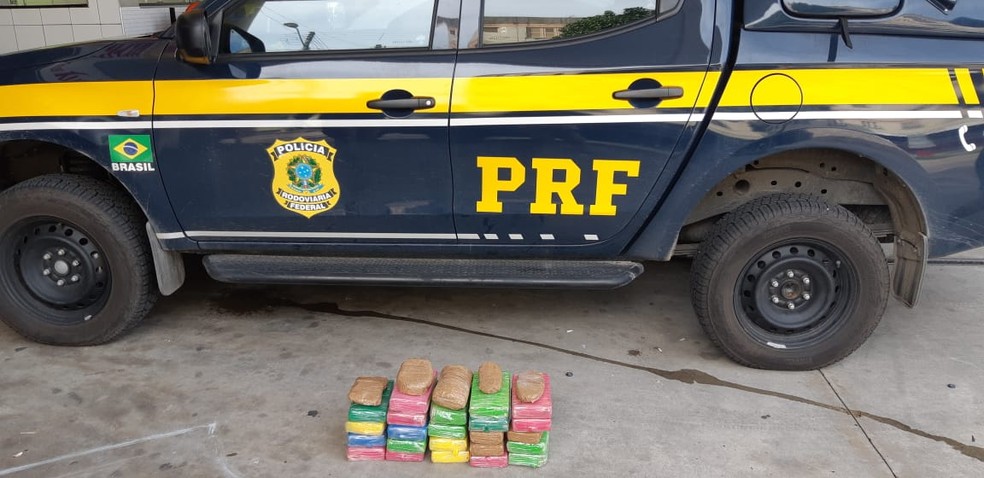 Drogas estavam escondidas dentro de uma caminhonete  â Foto: DivulgaÃ§Ã£o/PolÃ­cia RodoviÃ¡ria Federal 