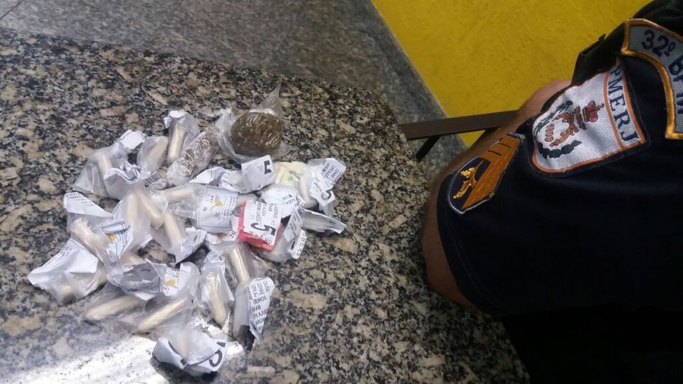Material apreendido em pista de skate foi levado para a delegacia de Rio das Ostras (Foto: Polícia Militar/Divulgação)