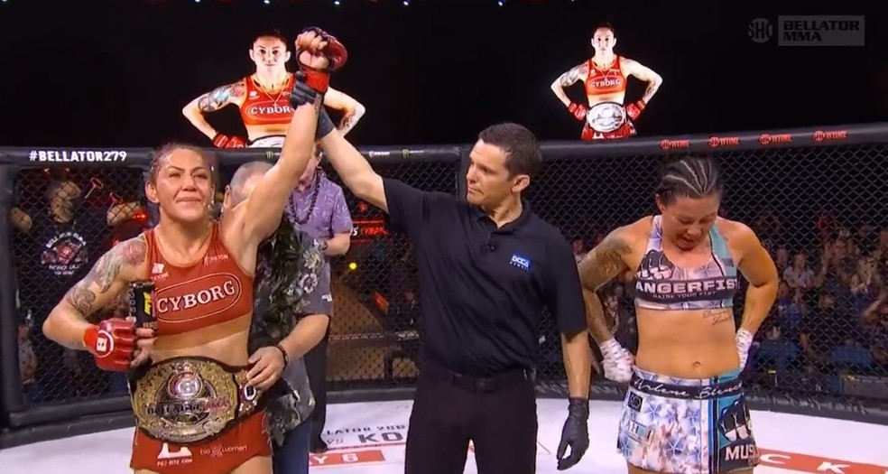 Cris Cyborg venceu Arlene Blencowe por decisão unânime (triplo 49-45) — Foto: Reprodução / Bellator