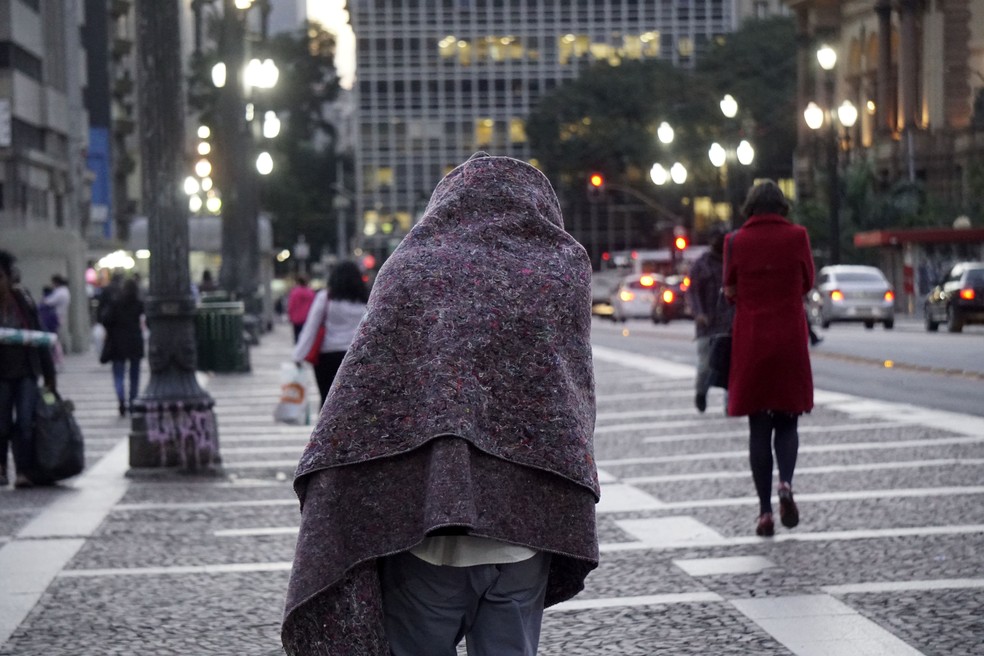 Pedestres enfrentam tarde de frio intenso na região central da cidade de São Paulo, no sábado, 20 de agosto — Foto: CRIS FAGA/ESTADÃO CONTEÚDO