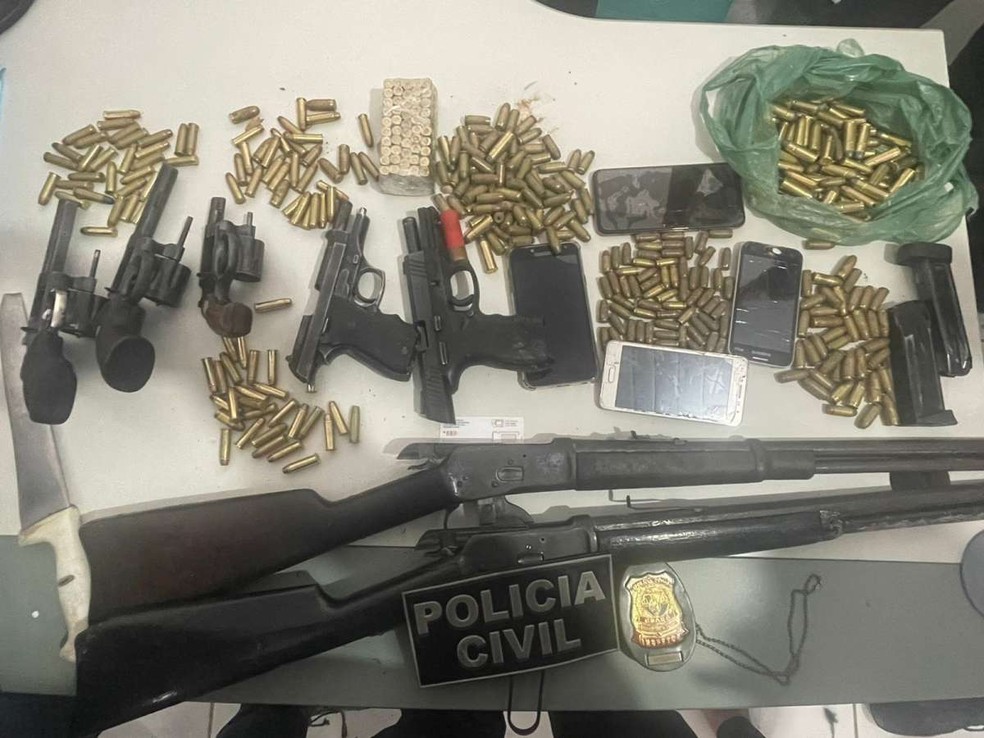 Polícia Civil apreendeu sete armas e uma granada em Caucaia, em janeiro deste ano. — Foto: Divulgação/SSPDS