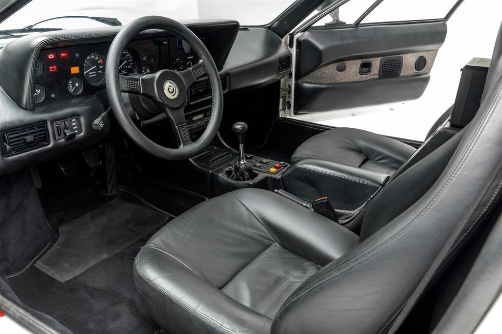 BMW de Paul Walker: o interior espartano reflete a origem nas pistas e as limitações tecnológicas da época — Foto: Divulgação