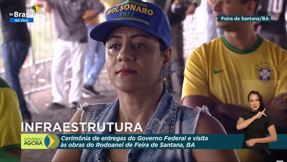 Apoiadora é filmada pela TV Brasil durante evento do governo federal com o boné 'Bolsonaro 2022': emissora focou em pessoas com boné alusivo à campanha