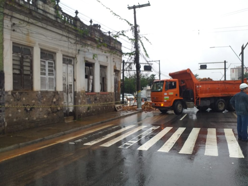 Defesa Civil está demolindo o que restou do imóvel como medida de prevenção — Foto: Ravy Azevedo/ Inter TV