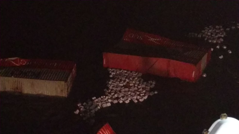 Parte da carga se espalhou no mar durante a madrugada (Foto: G1 Santos)