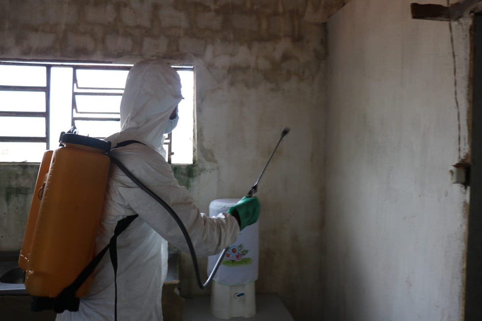 Comunidade indígena em Palmeira dos Índios, AL, sendo desinfectada por causa do novo coronavirus — Foto: Ascom/Exército em Alagoas 