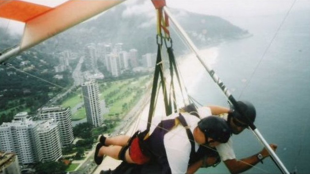 Aventuras de Giles incluem voo de asa-delta sobre a praia de São Conrado, no Rio de Janeiro, em 2004 (Foto: Arquivo pessoal)