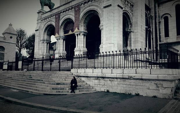 Uma foto postada por Grace do dia seguinte aos ataques na escadaria, vazia, da Basilica of Sacre-Coeur, em Paris (Foto: Reprodução / Facebook)