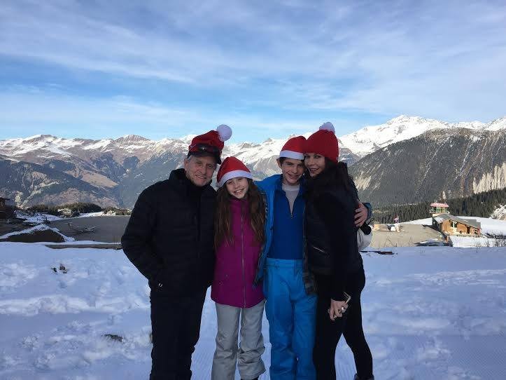 Michael Douglas e Catherine Zeta-Jones de férias nos Alpes franceses (Foto: Reprodução)