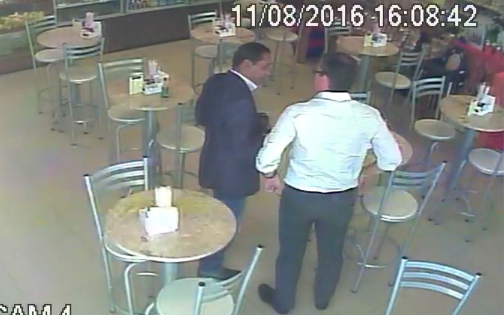 Imagens mostram o ex-presidente da Câmara de Ribeirão Preto Walter Gomes e o empresário Marcelo Plastino, da Atmosphera, em uma loja de conveniência — Foto: Reprodução